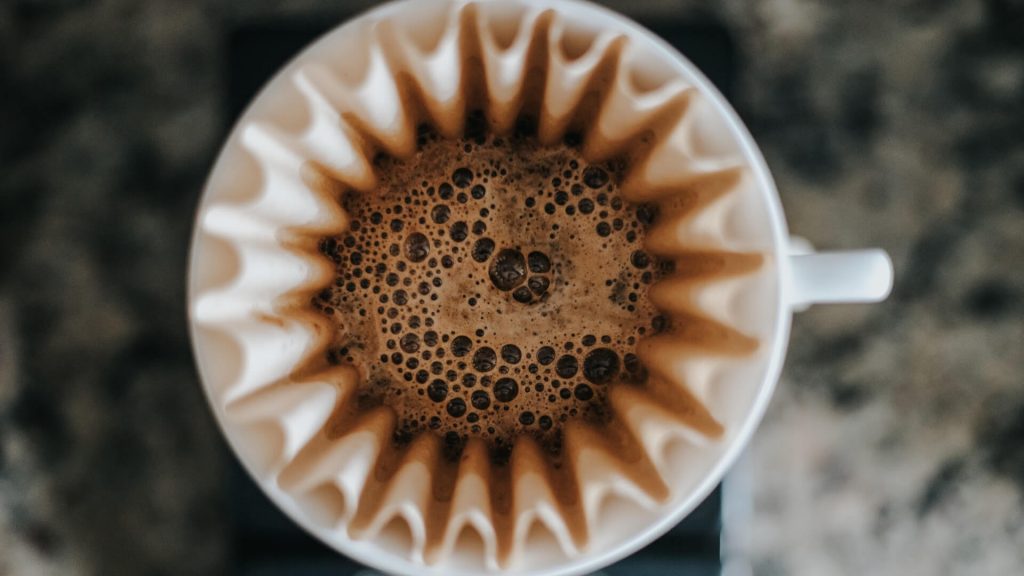 Una caffettiera lucida che prepara un caffè fresco e aromatico